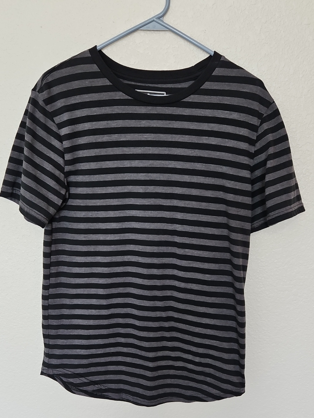 Mens Size S ~ Black and Gray T-Shirt w/ Curved Hem